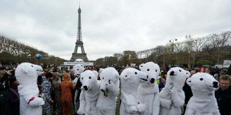 A Farewell to Paris via @commentarymagazine